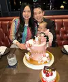 Sophia putri konten kreator Sisca Kohl dan Jess No Limit baru saja merayakan ulang tahun pertamanya. Tidak digelar menikah, tampak hanya makan di sebuah restoran. [@siscakohl]