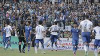 Para pemain Persib Bandung merayakan gol yang dicetak oleh Ezechiel N'douassel, ke gawang Perserang pada laga persahabatan di Stadion Maulana Yusuf, Banten, Kamis (1/3/2018). Persib menang 6-0 atas Perserang. (Bola.com/M Iqbal Ichsan)