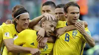 Para pemain Swedia merayakan gol yang dicetak Emil Forsberg ke gawang Swiss pada babak 16 besar Piala Dunia di Stadion St Petersburg, St Petersburg, Selasa (3/7/2018). Swedia menang 1-0 atas Swiss. (AP/Efrem Lukatsky)