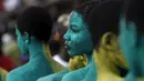 Anak - anak diwarnai sekujur tubuhnya dengan cat untuk mengikuti parade Popo (topeng) dalam karnaval Bonoua , di timur Abidjan, Pantai Gading, (9/4). (REUTERS / Luc Gnago)
