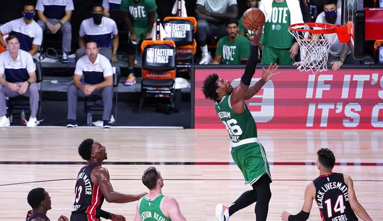 Pebasket Boston Celtics, Marcus Smart, memasukkan bola saat melawan Miami Heat pada pada gim ketiga final Wilayah Timur di Lake Buena Vista, Sabtu (19/9.2020). Boston Celtics menang dengan skor 117-106. (AP/Mark J. Terrill)
