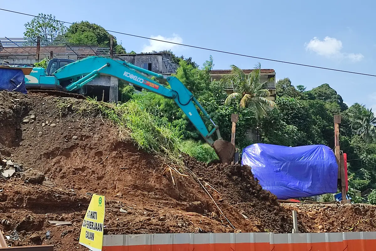 Sebuah crane terguling di lokasi proyek jalur ganda Bogor-Sukabumi tepatnya di kawasan Stasiun Batu Tulis Kota Bogor pada Minggu (06/06/2021) sore.