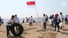 Relawan membersihkan sampah di pantai timur ancol, Jakarta, Minggu (18/8/2019). Dalam rangka merayakan HUT ke-74 RI, Pandu Laut Nusantara, KKP, Yayasan Econusa bersama puluhan komunitas pecinta laut dan influencer lainnya akan menggelar gerakan Menghadap Laut 2.0. (Liputan6.com/Herman Zakharia)