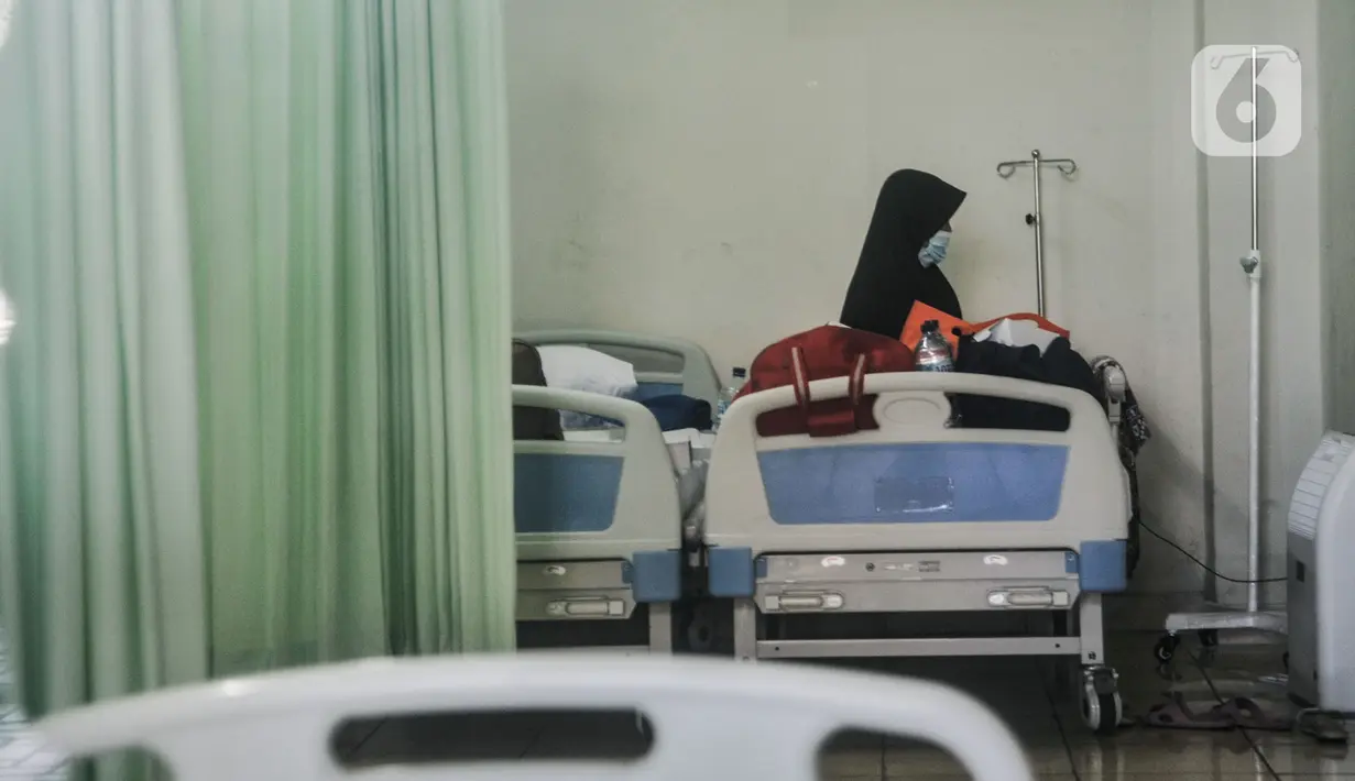 Aktivitas pasien Covid-19 saat menjalani perawatan di Pusat Rawat Isolasi Khusus Mandiri di Stadion Patriot Candrabhaga, Bekasi, Rabu (23/9/2020). Hingga saat ini tercatat sebanyak 15 pasien dengan status orang tanpa gejala (OTG) Covid-19 menjalani isolasi mandiri. (merdeka.com/Iqbal Nugroho)