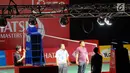 Pekerja melihat kondisi lampu lapangan jelang gelaran turnamen Indonesia Masters 2018 di Istora Senayan, Jakarta, Minggu (21/1). Ajang Indonesia Master akan dihelat pada 23-28 Januari 2018 dan diikuti 20 negara. (Liputan6.com/Helmi Fithriansyah)