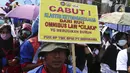 Elemen Buruh melakukan aksi di depan Gedung MPR/DPR/DPD Jakarta, Rabu (12/2/2020). Dalam aksinya mereka menolak draft Rancangan Undang-Undang Omnibus Law Cipta Lapangan Kerja. (Liputan6.com/Johan Tallo)