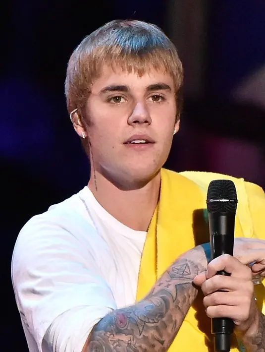 Dilansir dari USMagazine, rambut Justin Bieber kembali pada warna natural dan membiarkan rambutnya tanpa ditata. (Mike Coppola/Getty/USMagazine)