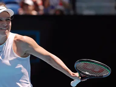 Petenis Rumania, Simona Halep merayakan kemenangannya atas Elise Mertens dari Belgia pada putaran keempat kejuaraan tenis Australia Terbuka di Melbourne, Australia, Senin (27/1/2020). (AP Photo/Andy Wong)