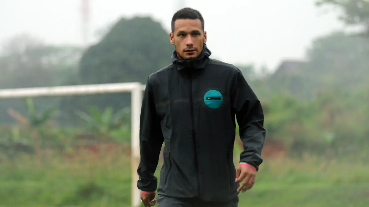 Pemain depan Persija, Raphael Maitimo terlihat kecewa tidak bisa ikut berlatih bersama di NYTC Sawangan, Depok