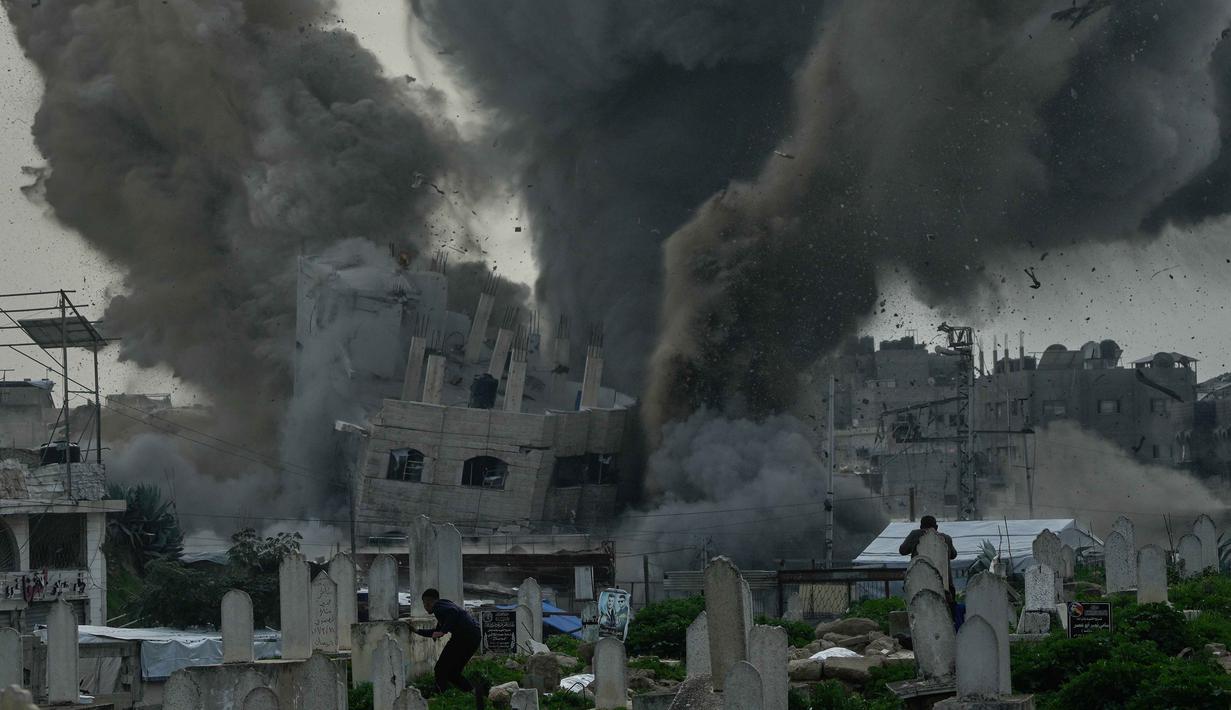 Asap mengepul dari serangan militer Israel terhadap sebuah bangunan di lingkungan Zeitoun, Kota Gaza, Jumat 6 Februari 2026. Israel melancarkan serangan udara di wilayah Zeitoun. (AP Photo/Jehad Alshrafi)