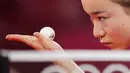 Petenis Jepang, Mima Ito, tampak serius memandang bola saat bertanding melawan atlet tenis meja Singapur, Yu Mengyu, pada perebutan medali perunggu tunggal putri di Olimpiade Tokyo 2020, Selasa, (27/7/2021). (Foto: AP/Kin Cheung)