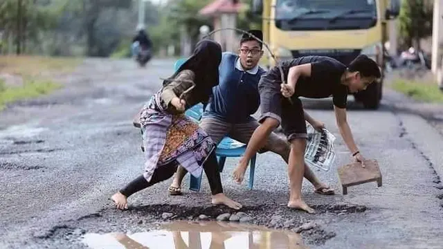 10 Potret Absurd Orang Saat Mancing, Enggak Bakal Dapat Ikan