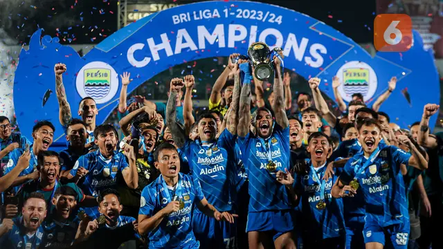 Foto: Momen Skuad Persib Bandung Angkat Trofi Juara Lagi di Kasta Tertinggi Sepak Bola Indonesia setelah Berpuasa Satu Dekade