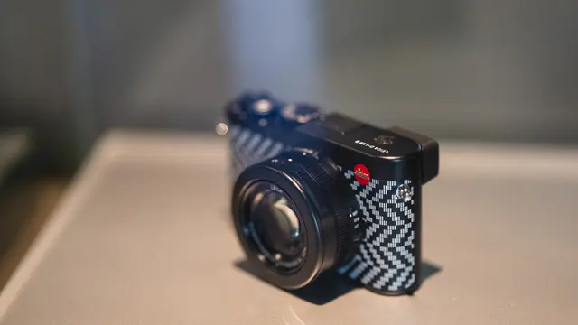 Sentuhan Couture Didit Hediprasetyo di Kamera Leica Edisi Terbatas, Angkat Keindahan Songket Indonesia Lewat Lensa