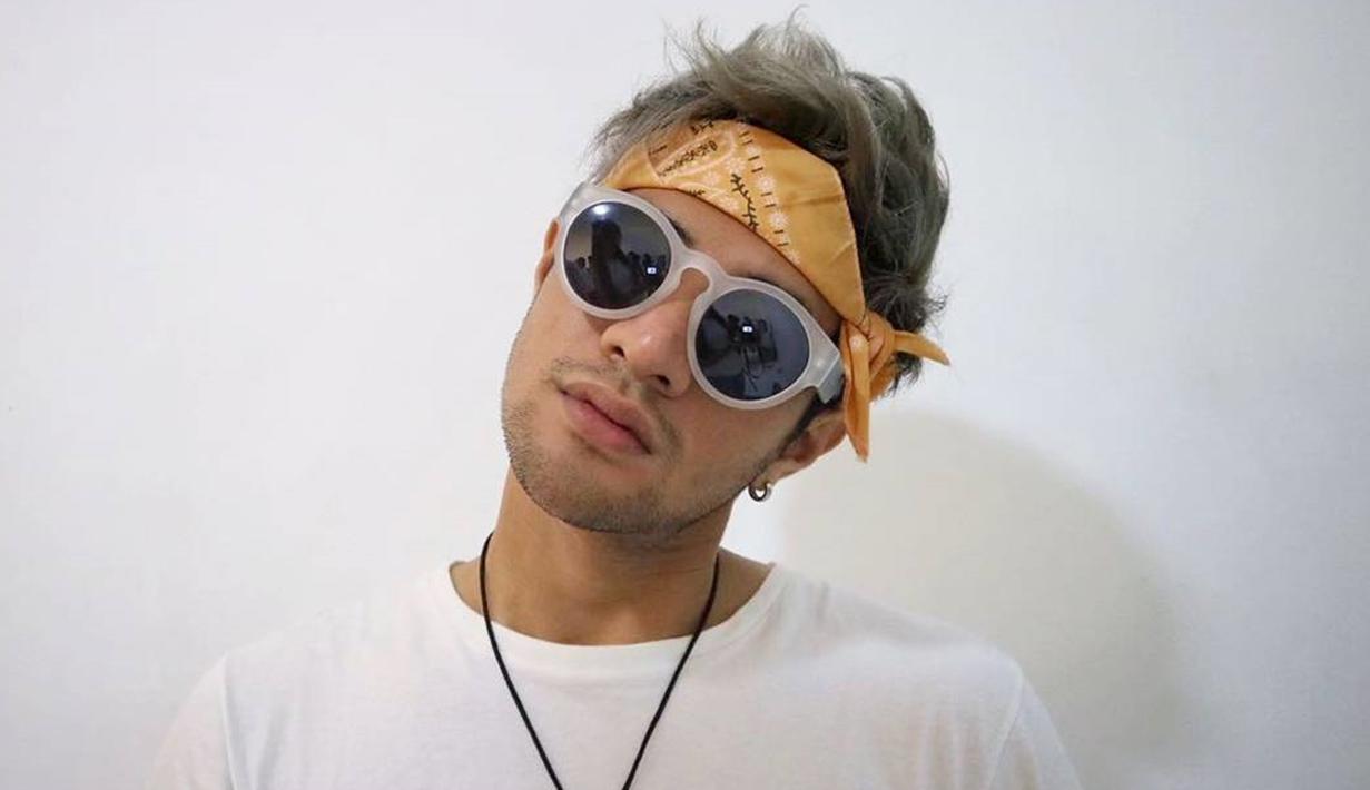 FOTO: Gaya Ammar Zoni Pakai Kacamata, Tampil Modis dan ...