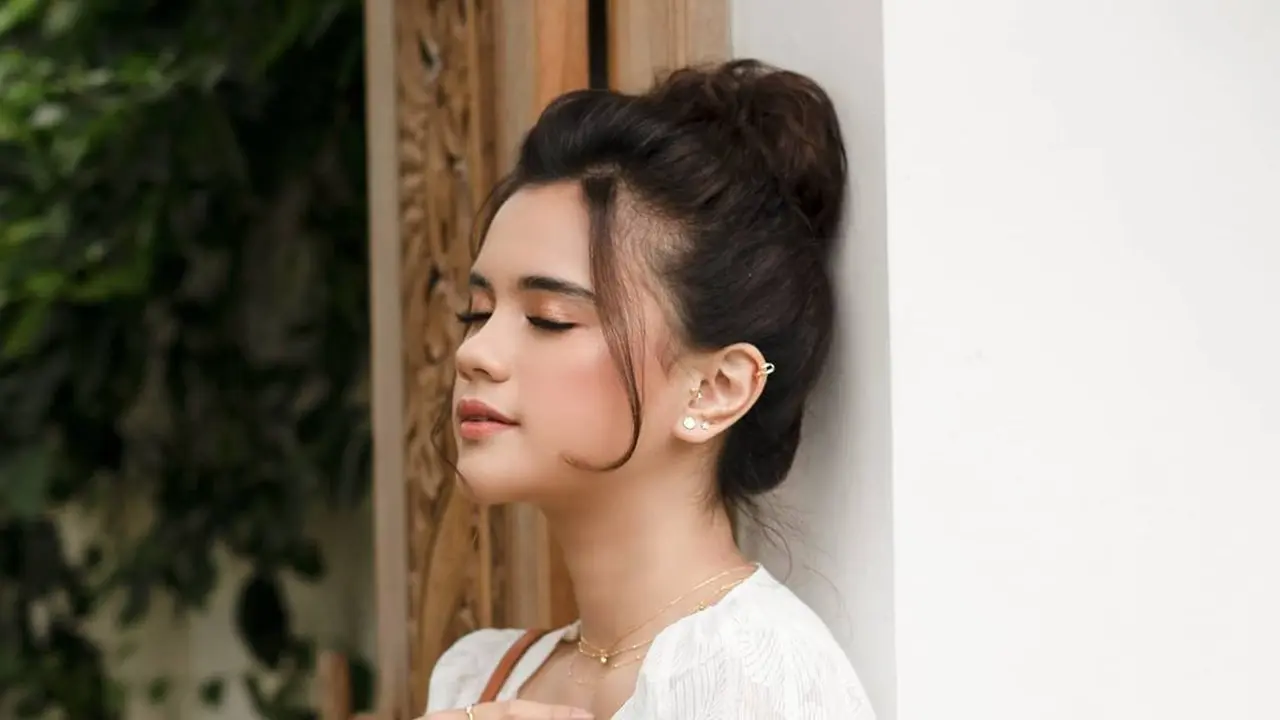 Audi Marissa memperlihatkan perhiasan cincin dan anting miliknya (https://www.instagram.com/p/CHzCfnFAUjX/)
