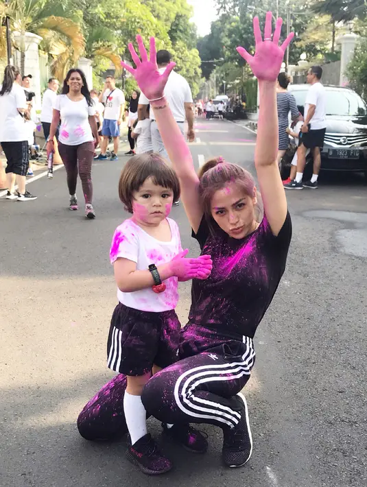 Melihat di berbagai foto di Instagramnya, Jedar dan El kerap tampil kompak. Seperti yang satu ini, keduanya hadir di sebuah acara permainan. Terlihat Jedar dan El sangat bahagia ketika tubuh dan wajahnya penuh cat warna. (Instagram/inijedar)