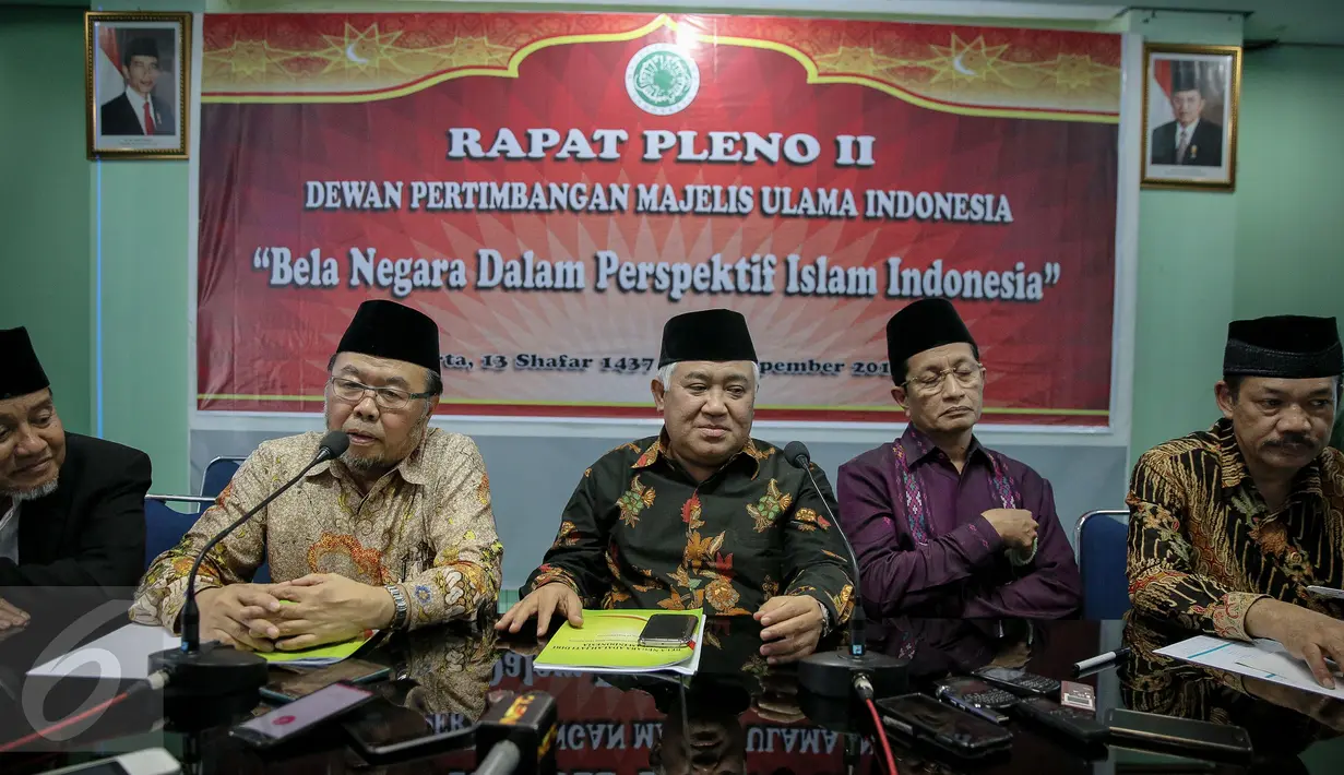(ki-ka) Prof. Dr. Mawan Abdurrahman, Prof. Dr. KH. Didin Hafiduddin, Ketua MUI Din Syamsuddin, Prof. Dr. H. Nazaruddin Umar, Dr. H. Noor Achmad beri keterangan pers Rapat Pleno II Dewan Pertimbangan MUI di  Jakarta, (25/11). (Liputan6.com/Faizal Fanani)