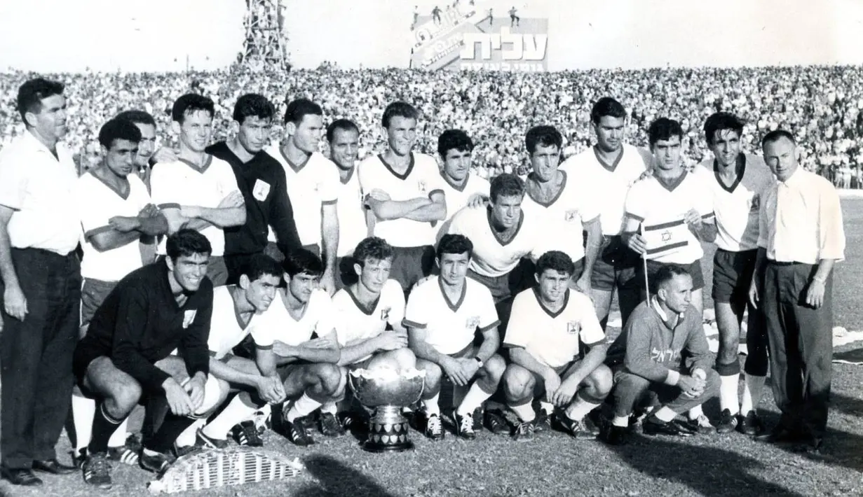 Setelah dua kali menjadi runner-up pada dua edisi pertama Piala Asia, 1956 dan 1960, Israel sukses menjadi juara pada edisi ketiga Piala Asia pada tahun 1964 saat berstatus tuan rumah. Masih diikuti oleh 4 negara dengan sistem round robin, Israel menjadi juara setelah menjadi pemuncak klasemen diikuti oleh India, Korea Selatan dan Hong Kong. (the-afc.com)