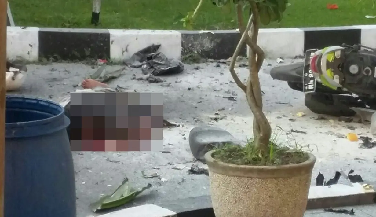 Seorang pria tergeletak di dekat sepeda motor dengan ceceran darah setelah ledakan bom di halaman Polresta Surakarta, Solo, Jawa Tengah, Selasa (5/7). Satu orang yang diduga pelaku tewas  dan seorang anggota polisi mengalami luka ringan. (Istimewa)