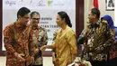 Menteri BUMN Rini Soemarno usai menghadiri perjanjian kerjasama di Jakarta, Selasa (20/6).  Pembentukan IHC ini salah satunya untuk melakukan standarisasi pelayanan dan kualitas kesehatan. (Liputan6.com/Angga Yuniar)