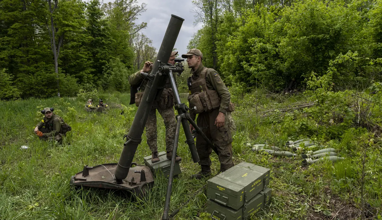 Prajurit Ukraina bersiap untuk menembakkan mortir ke posisi Rusia di wilayah Kharkiv, Ukraina, 17 Mei 2022. (AP Photo/Bernat Armangue)