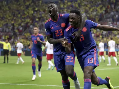 Bek Kolombia, Yerry Mina, merayakan gol ke gawang Polandia pada laga grup H Piala Dunia di Kazan Arena, Kazan, Minggu (24/6/2018). Kolombia menang 3-0 atas Polandia. (AP/Thanassis Stavrakis)