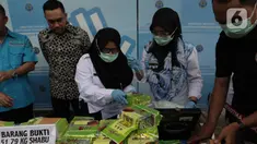 Petugas melakukan uji laboratorium sabu sebelum pemusnahan barang bukti narkotika tahun 2020 di Kantor BNN, Cawang, Jakarta, Selasa (4/2/2020). BNN memusnahkan sabu seberat 51,79 kg hasil penindakan di Medan, Sumatera Utara dan menangkap satu tersangka berinisial Zul. (Liputan6.com/Herman Zakharia)