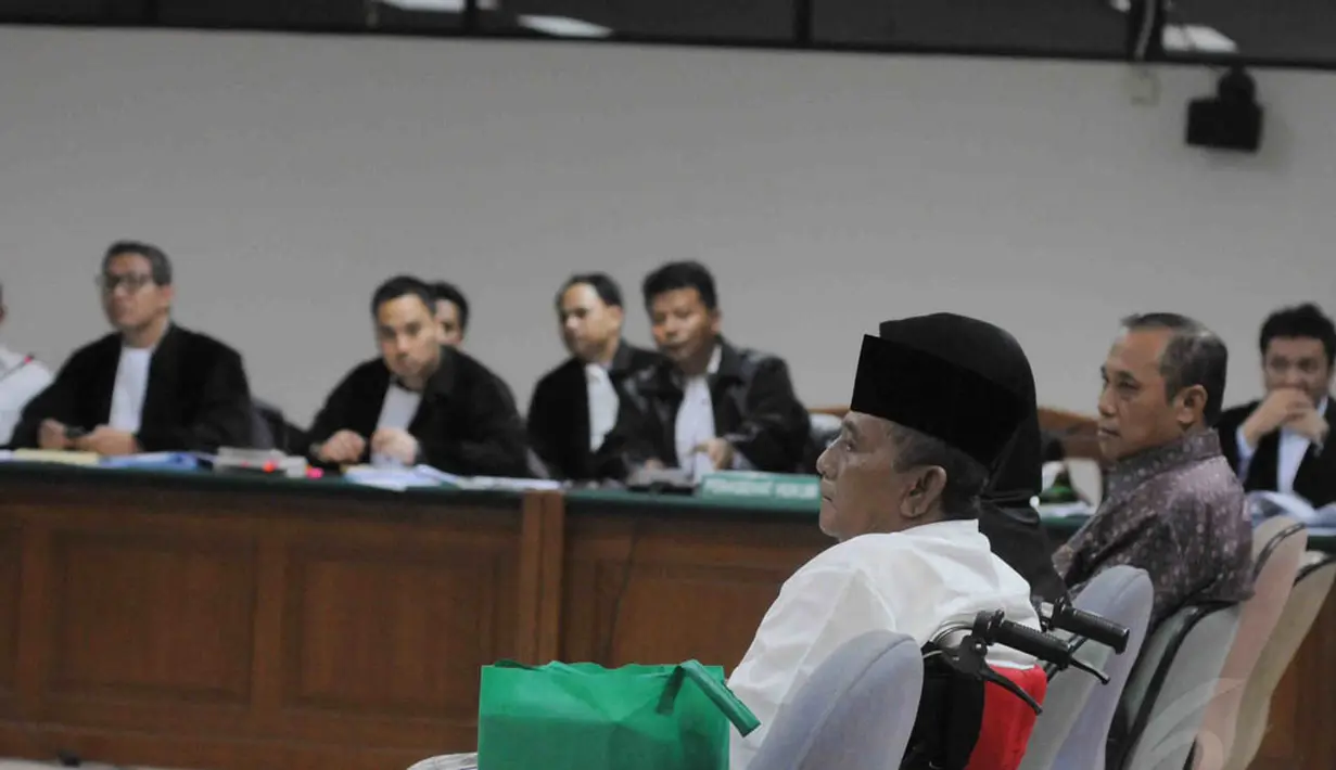 Attabik Ali, mertua Anas Urbaningrum saat menjadi saksi di Pengadilan Tipikor, Kamis (28/8/14). (Liputamn6.com/Herman Zakharia)