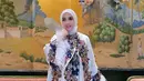 Syahrini tampil menawan dibalut dress putih dengan bordir floral dan aksen bulu pada ujung lengannya. [Foto: Instagram/princessyahrini]