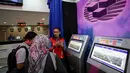 Seorang petugas memberikan keterangan seputar G-BOSS, Jakarta, Senin (18/5/2015). G-BOSS merupakan inovasi terbaru berupa layanan pembayaran ekspor impor mandiri. (Liputan6.com/Faizal Fanani)