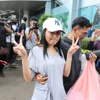 Setelah sempat diam terkait video dikabarkan mabuk, Ayu Ting Ting akhirnya buka suara. Saat menjadi salah satu bintang tamu acara televisi swasta, ia menjawab terkait video bersama Raffi Ahmad yang menjadi perbincangan. (Adrian Putra/Bintang.com)