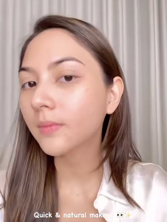 Jessica pun memamerkan wajah polos sebelum dipoles dengan makeup. Jessica memilih mengaplikasikan cushion untuk riasan wajah cepat dengan hasil natural. [@jscmila]
