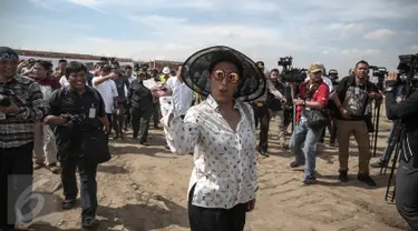 Menteri Kelautan dan Perikanan, Susi Pudjiastuti tampak menggunakan kacamata hitam dan topi ketika meninjau reklamasi Teluk Jakarta, Rabu (4/5). Seperti biasa, Menteri Susi memang selalu berpenampilan berbeda dari yang lainnya (Liputan6.com/Faizal Fanani)
