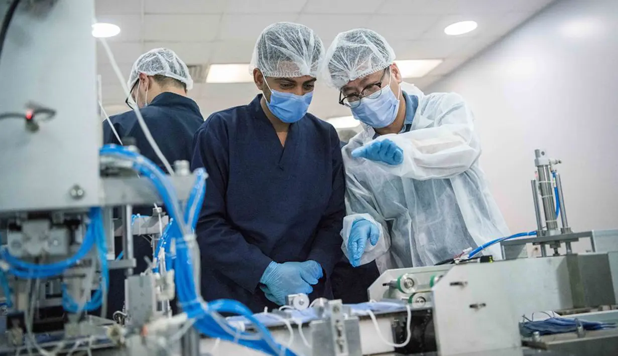 Hu Xiaojun, Manajer Umum Ningbo A Plus Import and Export Co., Ltd, memberikan instruksi kepada pekerja untuk memproduksi masker medis di sebuah pabrik di Kairo, Mesir, pada 14 April 2020. Para karyawan bekerja siang dan malam untuk memproduksi hingga 750.000 masker medis per hari. (Xinhua/Wu Huiwo)