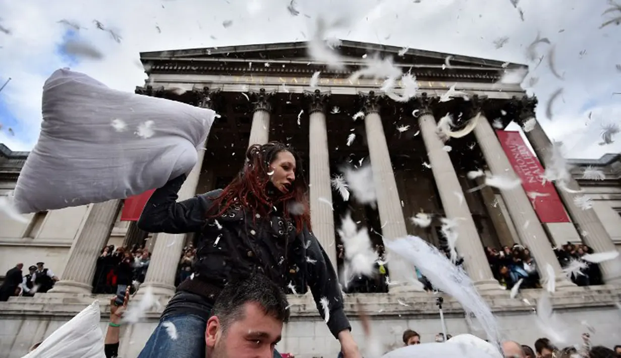 Perang meletus di London, Sabtu (5/4/2014). Semua yang terlibat justru senang dan tertawa (AFP PHOTO / BEN STANSALL).