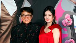 Aktor Hong Kong Jackie Chan dan aktris asal China Zhao Wei berpose di karpet merah Hong Kong Film Awards di Hong Kong, (15/4). Hong Kong Film Awards digelar untuk yang ke 37 kalinya dan diberikan kepada insan perfilman. (AP Photo / Vincent Yu)