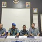 Danpomal Lantamal VII Kupang, Letkol Laut (PM) Catur Dono Wibowo, saat memberi keterangan pers (Liputan6.com/Ola Keda)