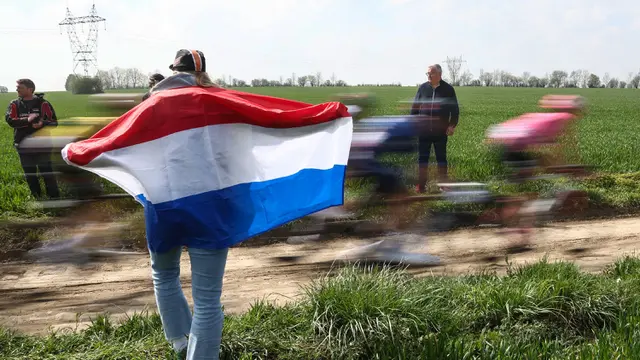 Foto: Mathieu Van der Poel Rajai Paris Roubaix 2023, Catatkan Rekor Baru