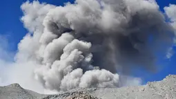 Gunung berapi ini telah memuntahkan abu dan gas sejak awal pekan ini, yang telah mencapai ketinggian sekitar 5.500 meter (1.800 kaki) ke atmosfer, menurut Institut Geofisika Peru. (Diego Ramos / AFP)