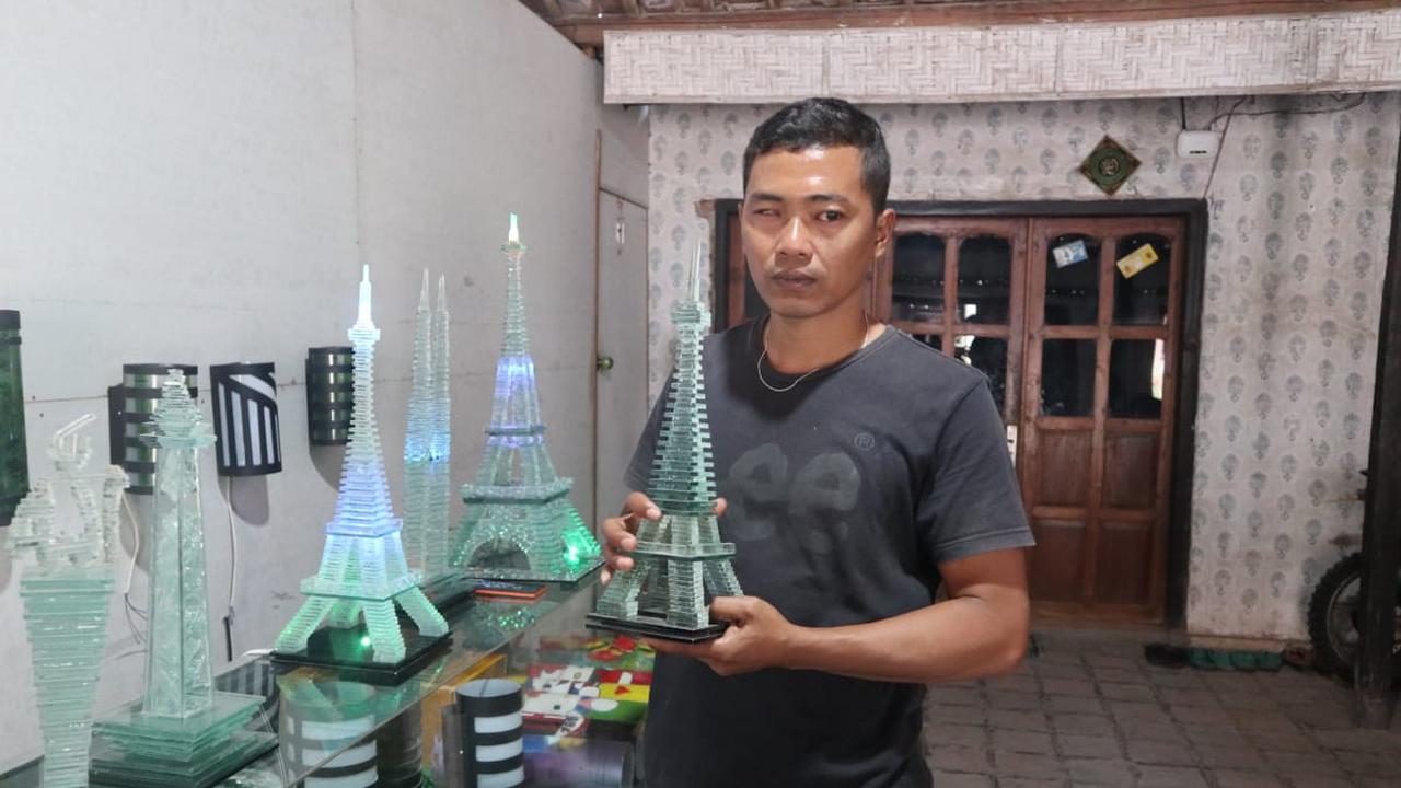 Akrobat Mantan TKI Bisnis Miniatur Monas hingga Menara Eiffel