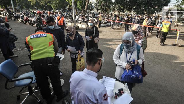 Pemeriksaan STRP Penumpang KRL di Stasiun Bekasi