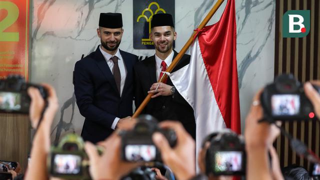 Foto: Pakai Peci Hingga Ucapkan Sumpah, Jordi Amat dan Sandy Walsh Sah Jadi Warlok