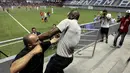 Pelatih tim nasional Kosta Rika, Paulo Wanchope (kanan) ketika terlibat baku hantam dengan petugas keamanan di tribun stadion Maracana, Panama, 11 Agustus 2015. Setelah kejadian itu, Wanchope memutuskan mundur dari jabatannya. (REUTERS)