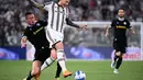 <p>Gelandang Juventus, Federico Bernardeschi membawa bola dari kawalan bek Lazio, Adam Marusic pada pertandingan lanjutan Liga Serie A Italia di &ldquo;Stadion Allianz&rdquo; di Turin, Selasa (17/5/2022). Dengan hasil imbang ini, Juventus berada di posisi ke empat klasemen dengan 70 poin dan Lazio berada peringkat lima dengan 63 poin. (AFP/MARCO BERTORELLO)</p>