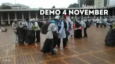 Sejumlah demonstran yang menginap di mesjid istiqlal membersihkan sampah-sampah di halaman dan area Mesjid