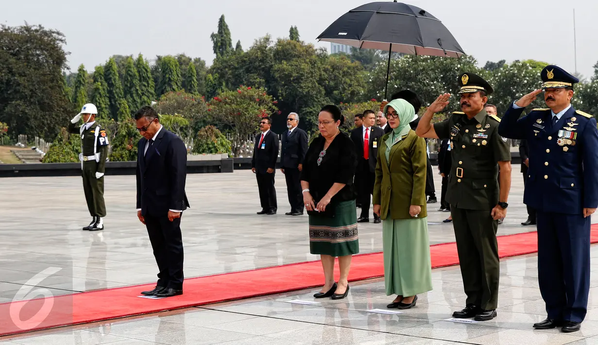 PM Timor Leste Rui Araujo (kiri depan) memberi penghormatan saat mengunjungi TMP Kalibata, Jakarta, Rabu (26/8/2015). Ini merupakan kunjungan pertama Araoujo ke Indonesia sejak dilantik pada 16 Februari 2015 lalu. (Liputan6.com/Yoppy Renato)