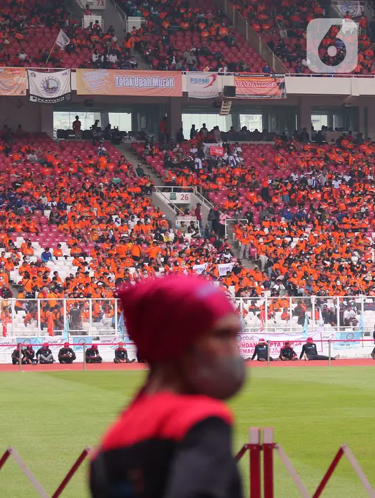 Ratusan buruh memadati Stadion Gelora Bung Karno (GBK) saat aksi bertajuk May Day Fiesta 2022 di Senayan, Jakarta Pusat, Sabtu (14/5/2022). Dalam aksi kali ini, massa buruh membawa 18 tuntutan, di antaranya menolak omnibus law UU Cipta Kerja, wujudkan kedaulatan pangan dan dan menolak kenaikan Pajak Pertambahan Nilai (PPN). (Liputan6.com/Angga Yuniar)