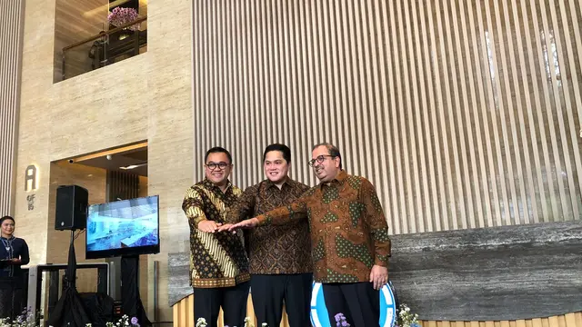 Menteri BUMN Erick Thohir dan Direktur Utama PT PP (Persero) Tbk Novel Arsyad dalam peresmian Menara Danareksa, di Jakarta Pusat, Jumat (26/5/2023). (Tira/Liputan6.com)