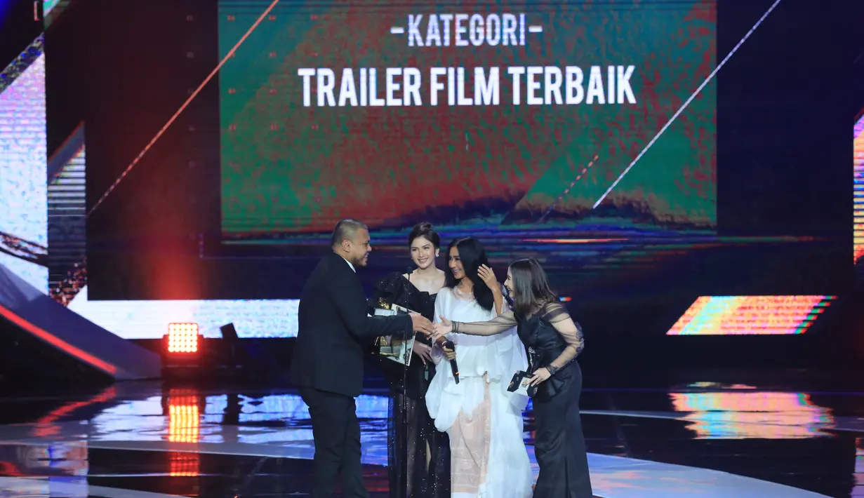 Pengabdi Setan, yang diproduksi Rapi Films ini juga keluar sebagai pemenang dalam kategori Trailer Film Terbaik di IBOMA 2018. Film ini mengungguli Ayat-Ayat CInta 2, Danur: I Can See Ghost, Surat Cinta Untuk Starla dan Susah Si(Adrian Putra/Bintang.com)